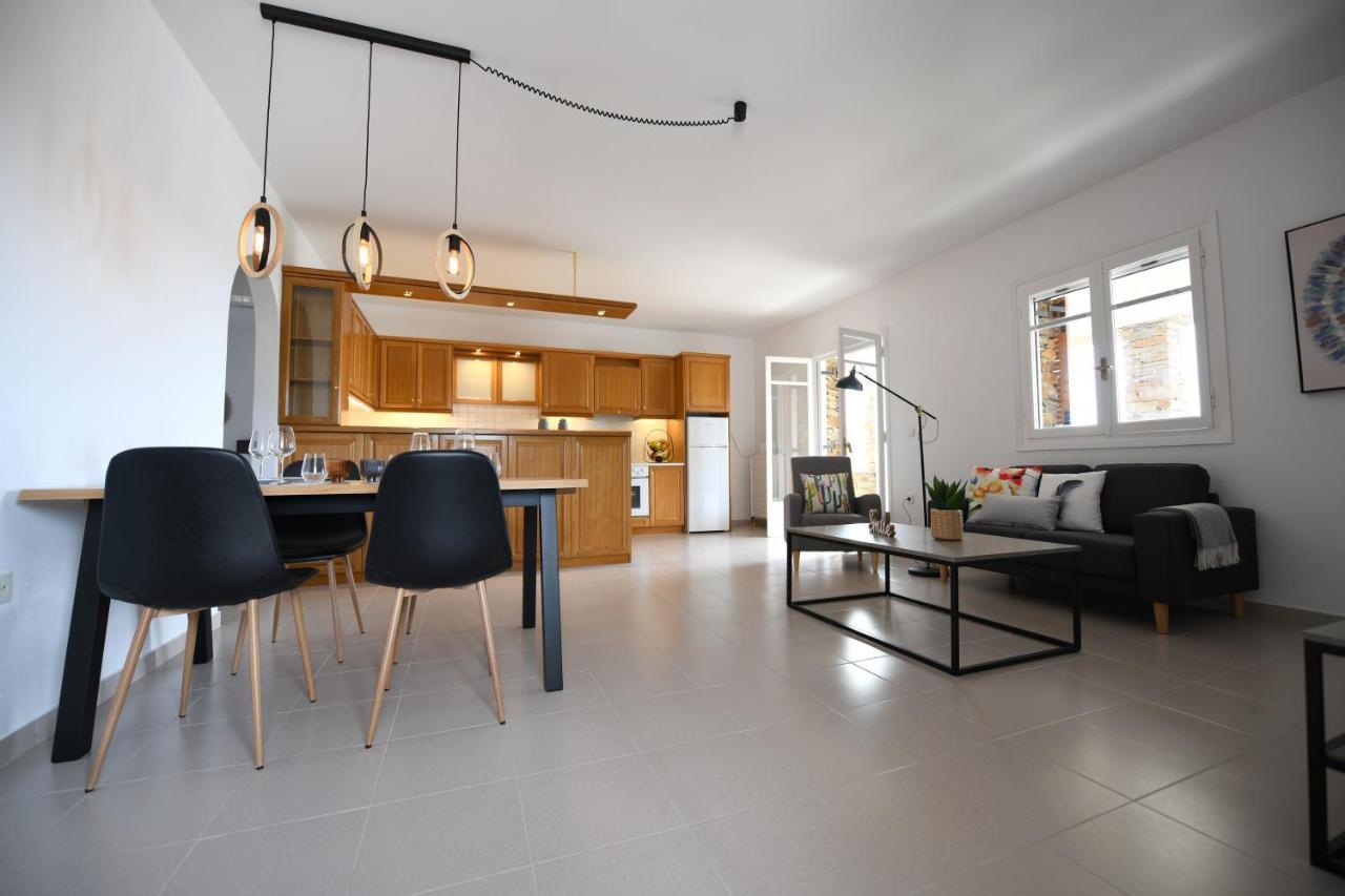 Amazing 2 Bedroom Apartment Overlooking The Marina Of Vourkárion Εξωτερικό φωτογραφία